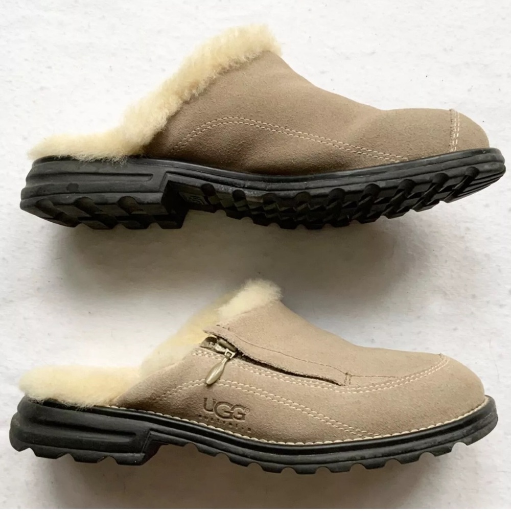 UGG slipper sand Hampton Suede Sheepskin Side Zip Clog Mule Size 6 NEW style5457